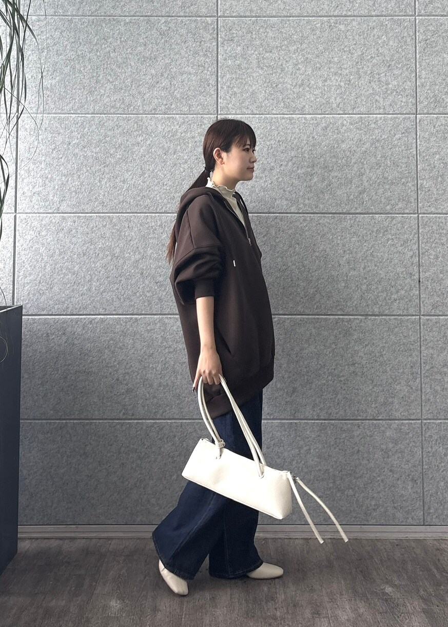ホワイト系のTシャツ/カットソー、ブルー系のデニムパンツを着用したレディースの秋コーディネートの3枚目の写真