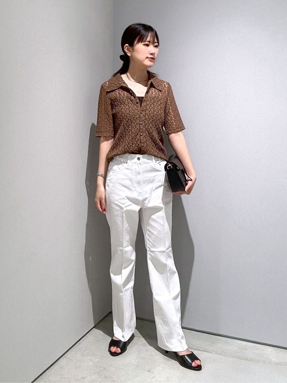 ブラウン系のシャツ/ブラウス、ホワイト系のデニムパンツ、ブラウン系のタンクトップを着用したレディースの夏コーディネートの4枚目の写真