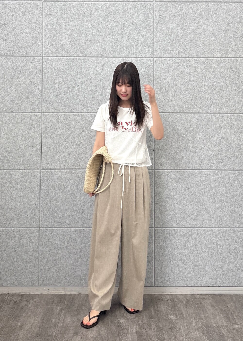 ホワイト系のTシャツ/カットソー、ホワイト系のシャツ/ブラウス、ベージュ系のその他パンツを着用したレディースの春コーディネートの3枚目の写真