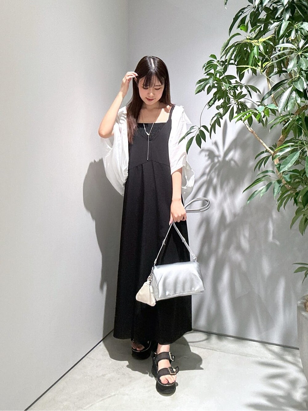 ホワイト系のシャツ/ブラウス、ブラック系のタンクトップ、ブラック系のワンピースを着用したレディースの夏コーディネートの3枚目の写真