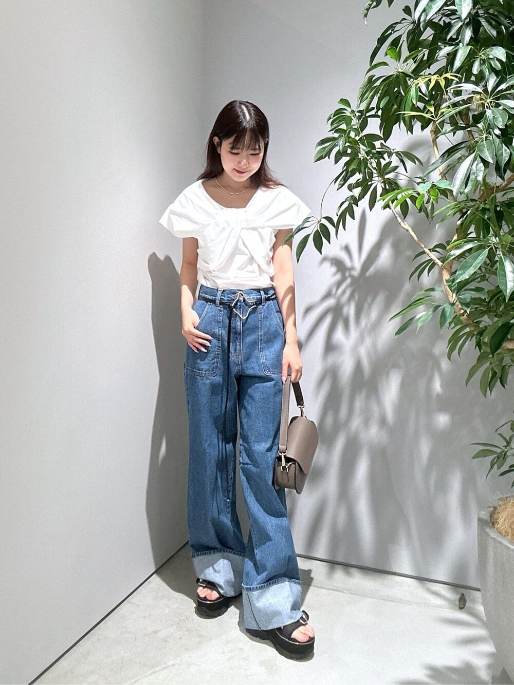 ホワイト系のシャツ/ブラウス、ブルー系のデニムパンツ、ゴールド系のネックレスを着用したレディースの夏コーディネートの4枚目の写真