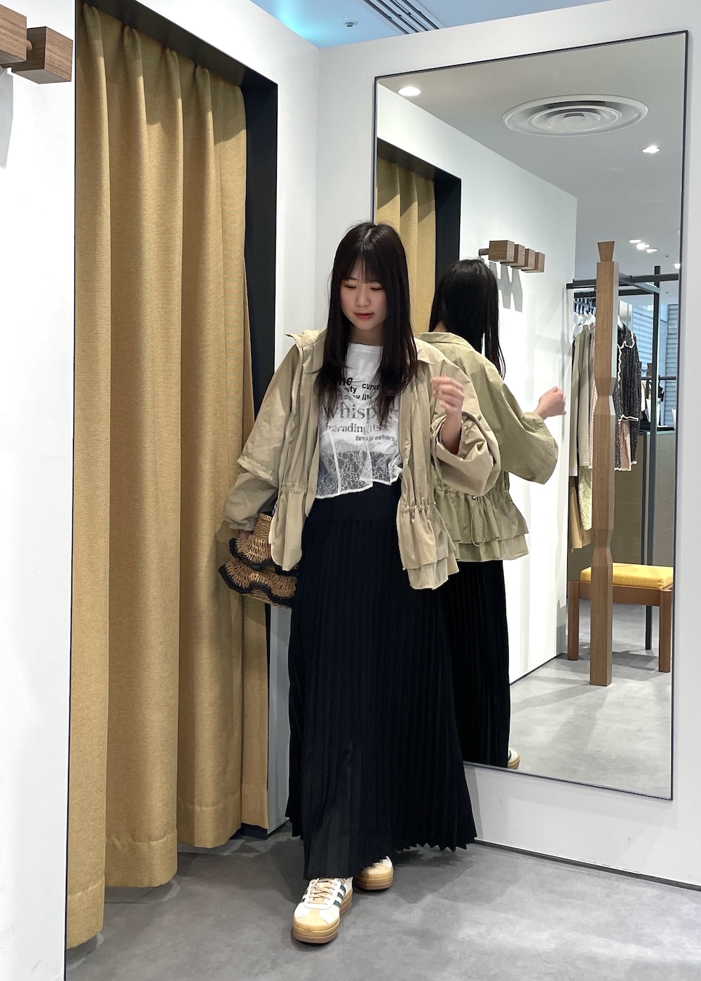 ホワイト系のTシャツ/カットソー、ホワイト系のシャツ/ブラウス、ブラック系のスカートを着用したレディースの春コーディネートの2枚目の写真