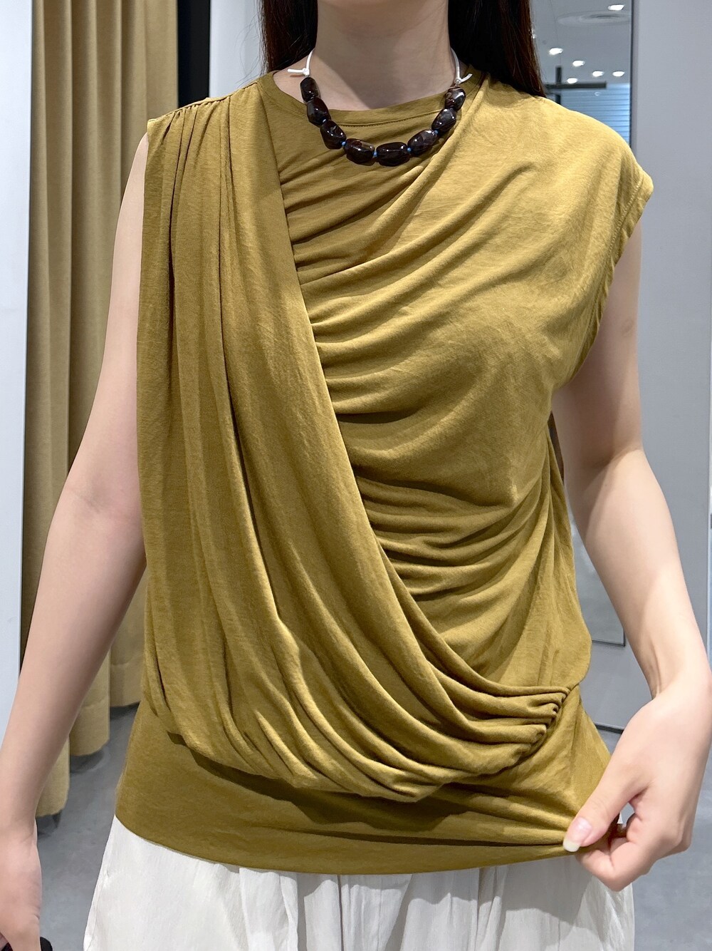 ブラウン系のTシャツ/カットソー、ホワイト系のその他パンツ、ホワイト系のトートバッグを着用したレディースの夏コーディネートの7枚目の写真