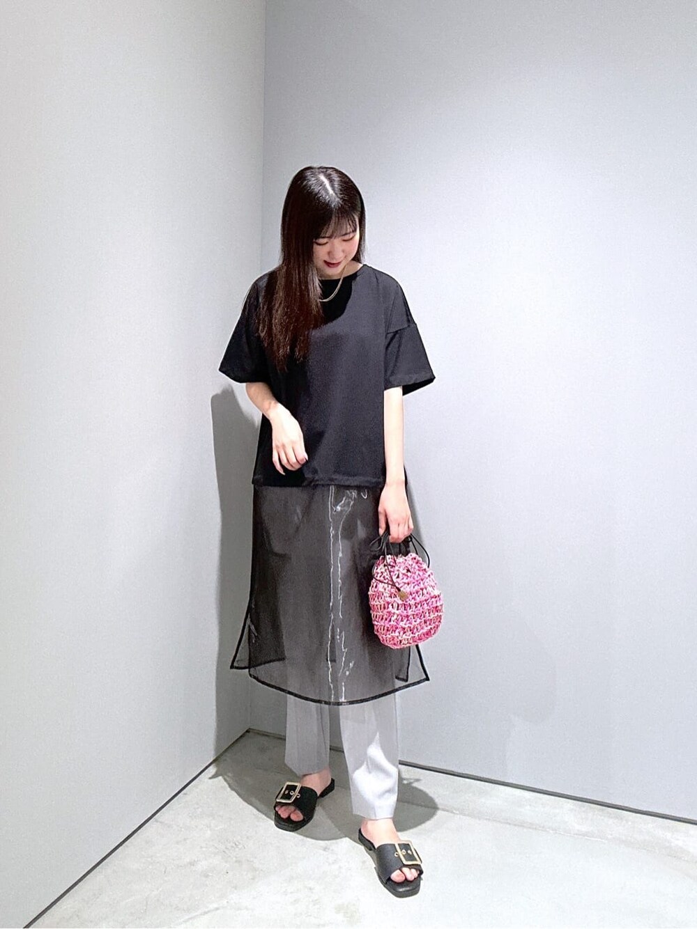 ブラック系のTシャツ/カットソー、グレー系のその他パンツ、ピンク系のハンドバッグを着用したレディースの夏コーディネートの5枚目の写真