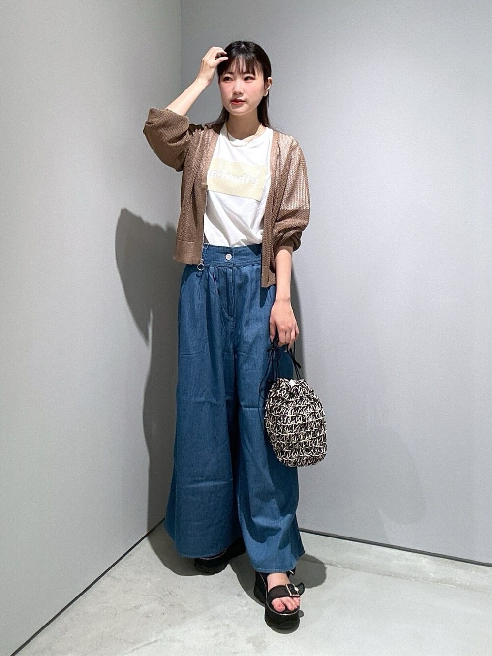 ベージュ系のカーディガン/ボレロ、ホワイト系のTシャツ/カットソー、ブルー系のその他パンツを着用したレディースの夏コーディネートの4枚目の写真