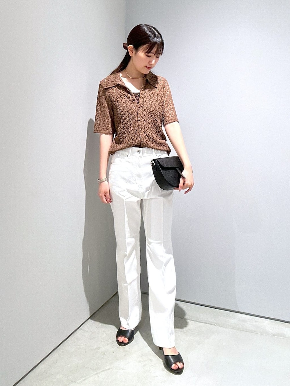 ブラウン系のシャツ/ブラウス、ホワイト系のデニムパンツ、ブラウン系のタンクトップを着用したレディースの夏コーディネートの3枚目の写真