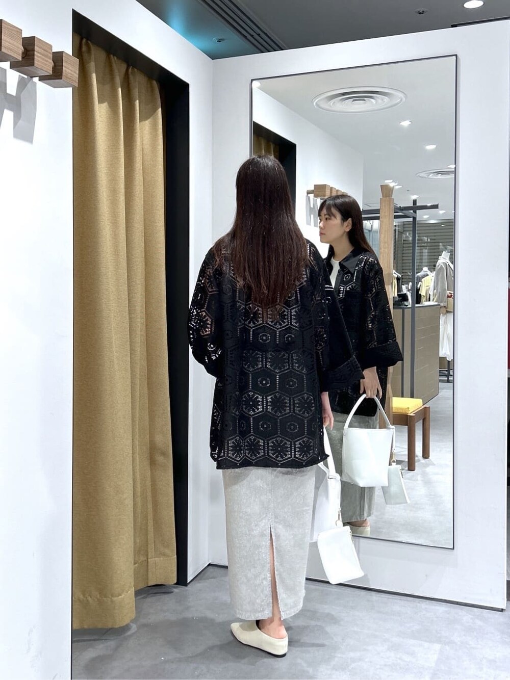 ブラック系のシャツ/ブラウス、ホワイト系のタンクトップ、グレー系のスカートを着用したレディースの春コーディネートの6枚目の写真