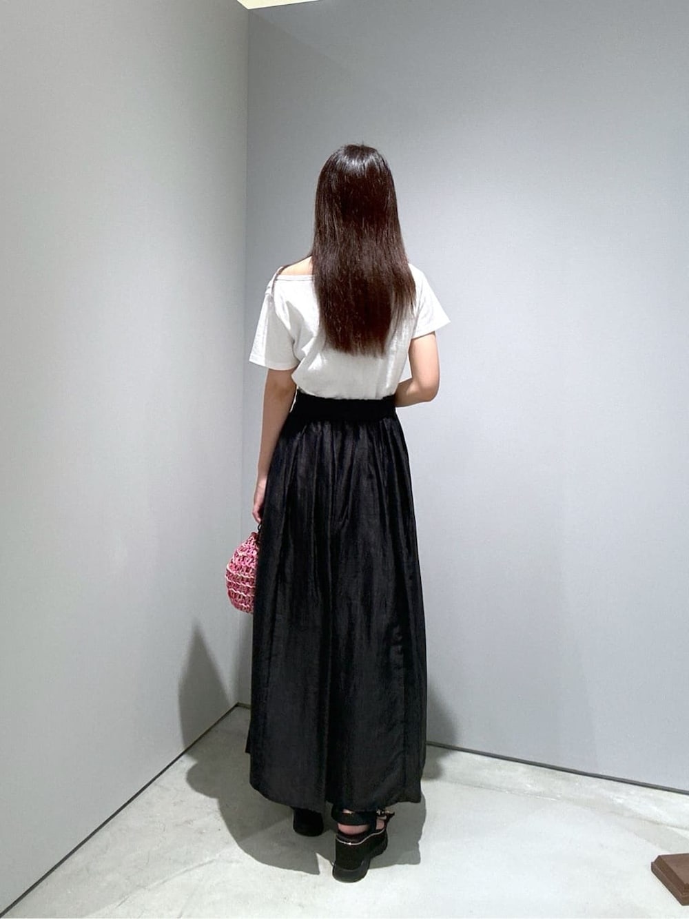 ホワイト系のTシャツ/カットソー、ブラック系のスカート、ピンク系のハンドバッグを着用したレディースの夏コーディネートの5枚目の写真