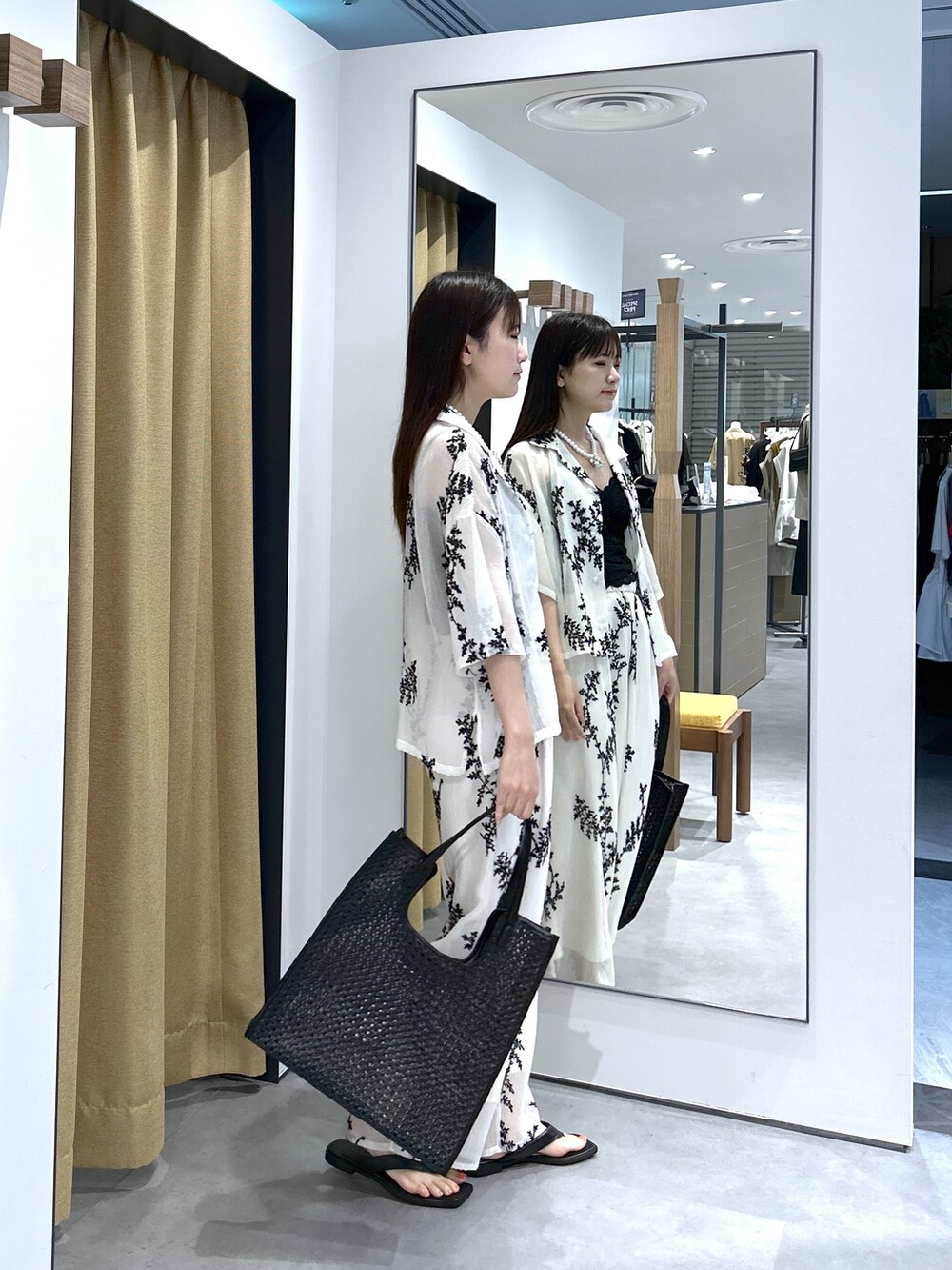 ホワイト系のシャツ/ブラウス、ブラック系のタンクトップ、ホワイト系のその他パンツを着用したレディースの夏コーディネートの4枚目の写真