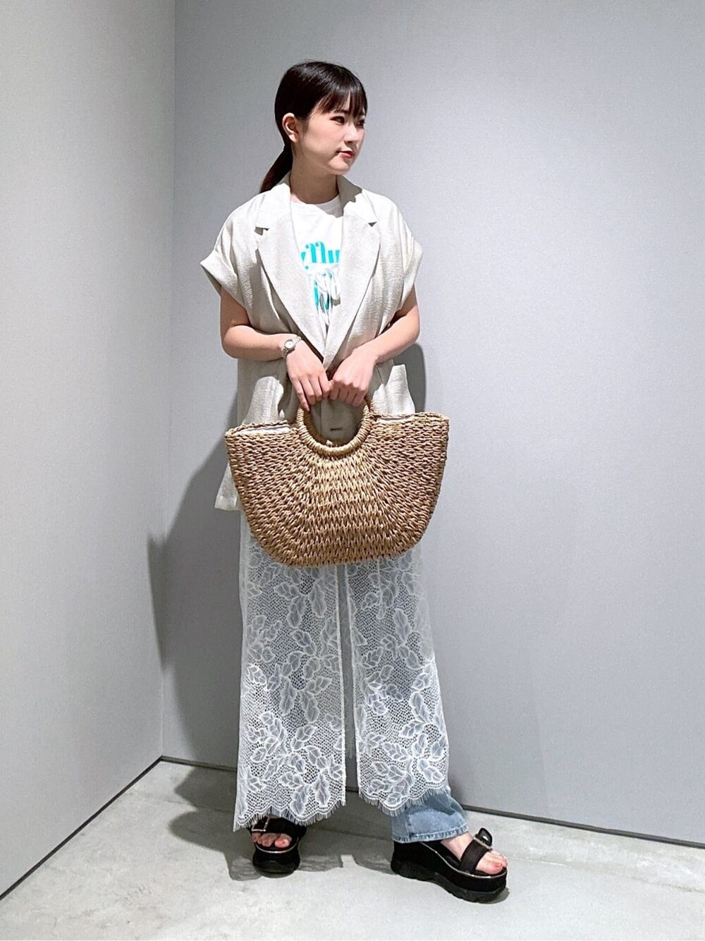 グレー系のテーラードジャケット、ホワイト系のTシャツ/カットソー、ホワイト系のワンピースを着用したレディースの夏コーディネートの3枚目の写真