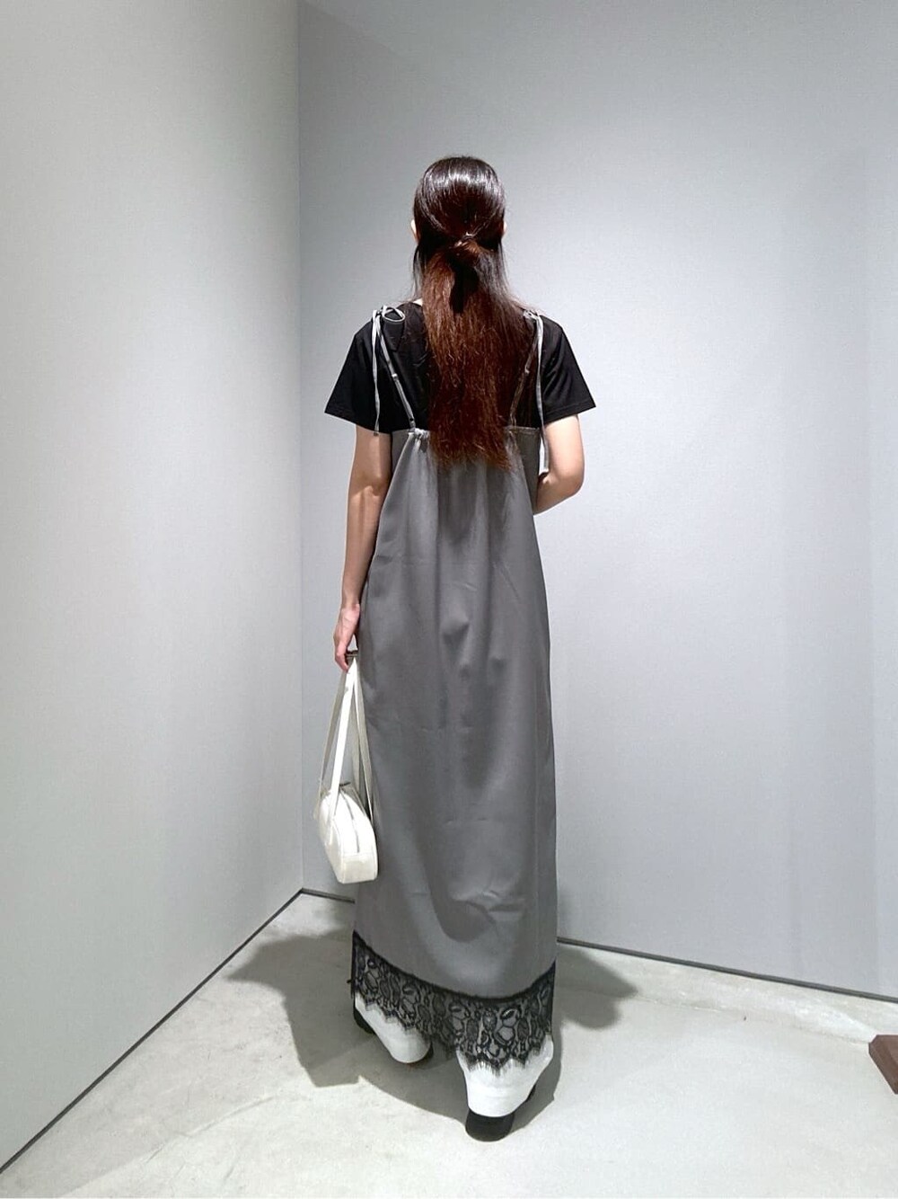 ブラック系のTシャツ/カットソー、グレー系のワンピース、ホワイト系のデニムパンツを着用したレディースの夏コーディネートの6枚目の写真