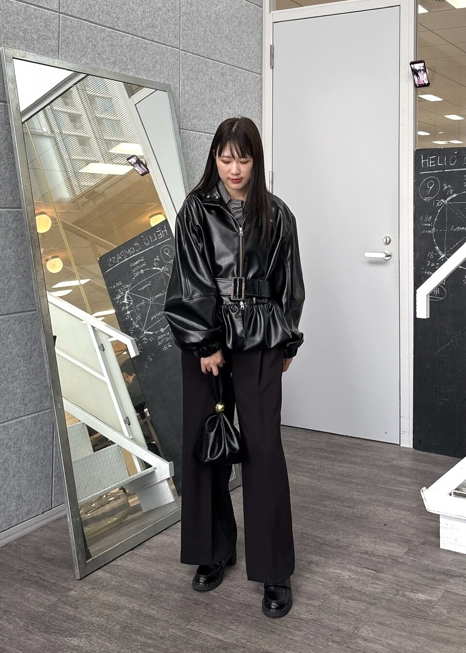 ブラック系のブルゾン、グレー系のシャツ/ブラウス、ブラック系のその他パンツを着用したレディースの秋コーディネートの3枚目の写真