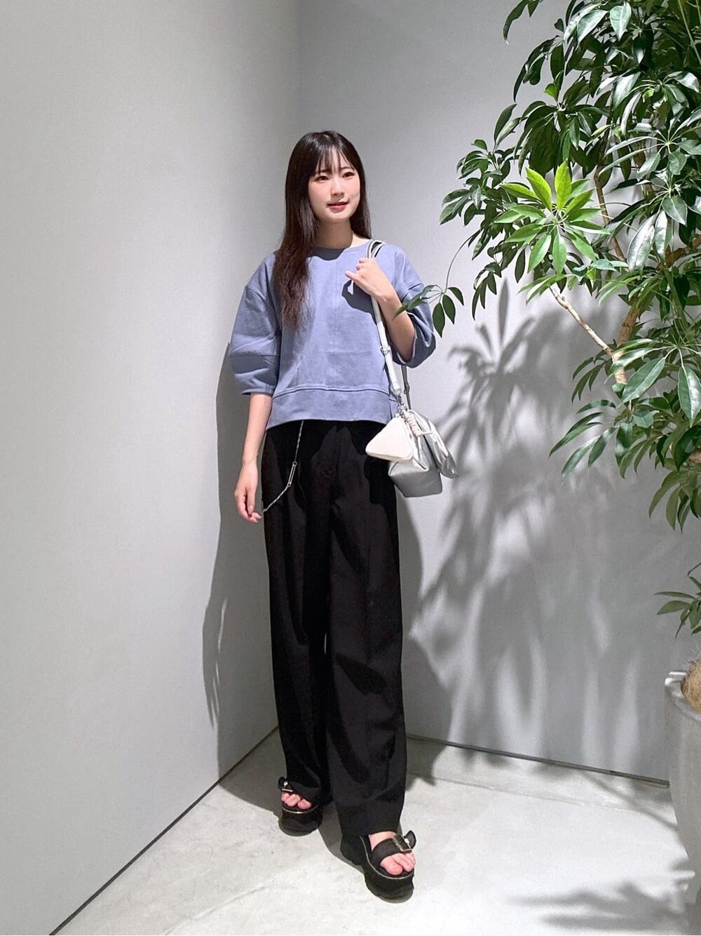 ブルー系のTシャツ/カットソー、ブラック系のその他パンツ、シルバー系のチャームを着用したレディースの秋コーディネートの2枚目の写真
