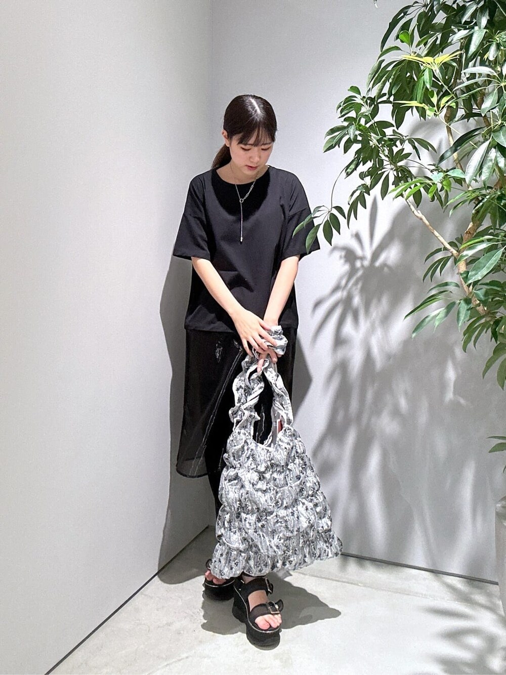 ブラック系のTシャツ/カットソー、ブラック系のその他パンツを着用したレディースの夏コーディネートの4枚目の写真