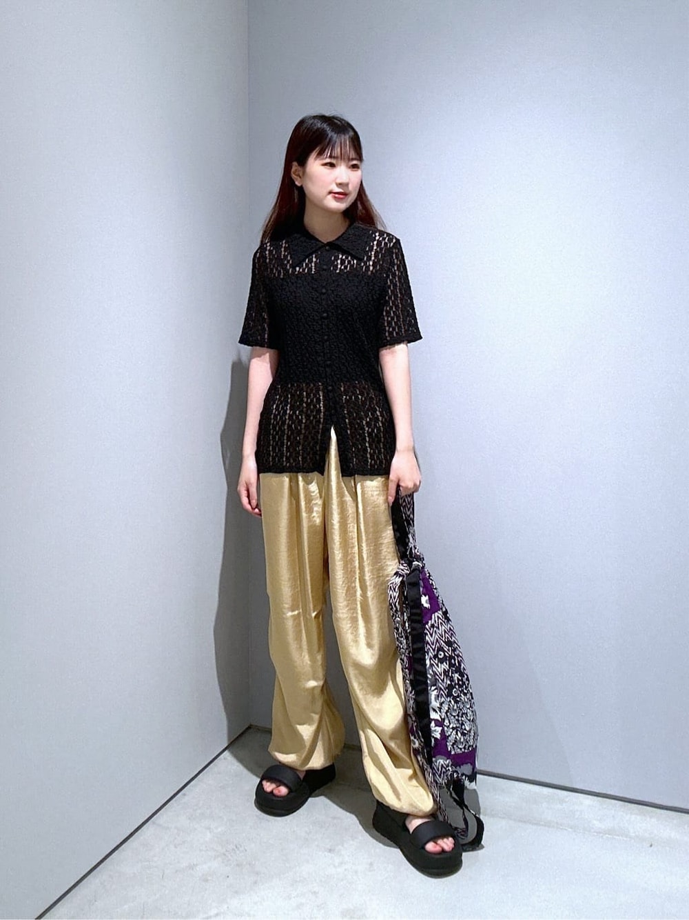 ブラック系のシャツ/ブラウス、ベージュ系のその他パンツ、ブラック系のサンダルを着用したレディースの夏コーディネートの2枚目の写真