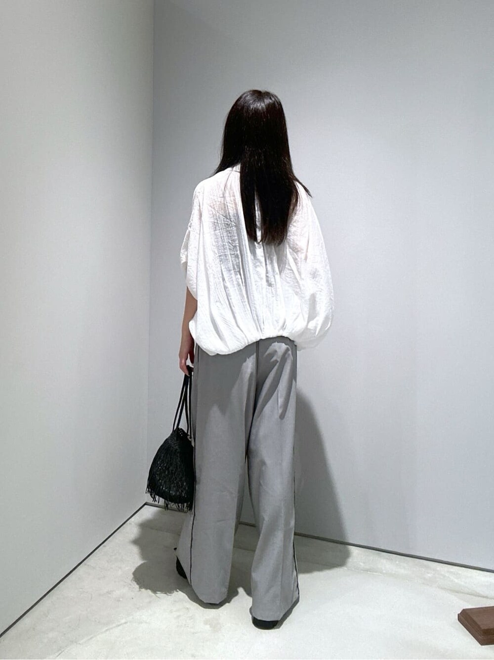 ホワイト系のシャツ/ブラウス、グレー系のその他パンツ、ブラック系のタンクトップを着用したレディースの夏コーディネートの7枚目の写真