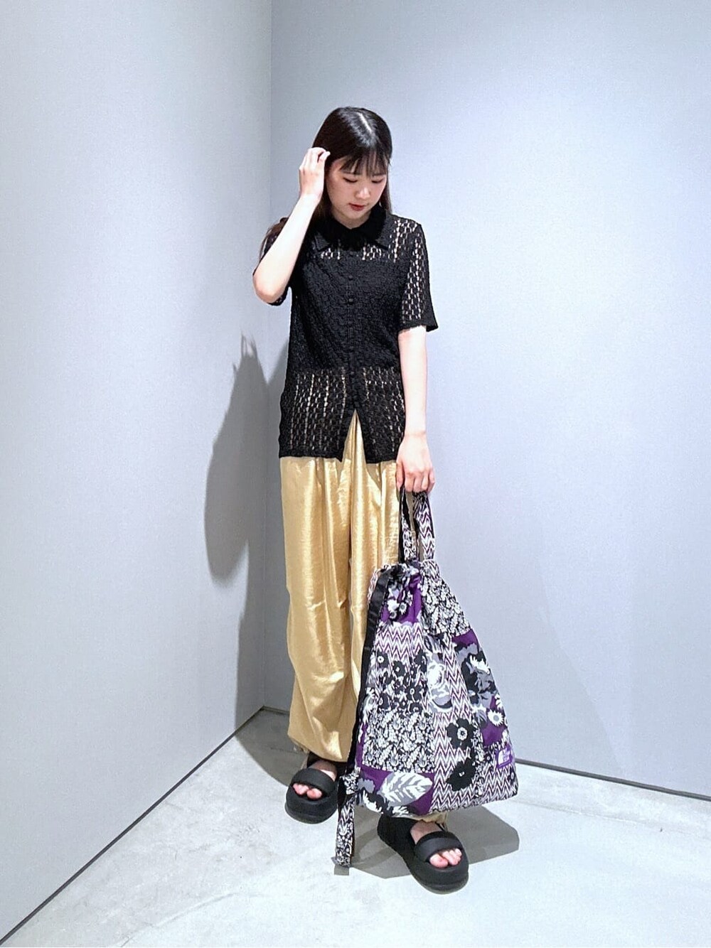 ブラック系のシャツ/ブラウス、ベージュ系のその他パンツ、ブラック系のサンダルを着用したレディースの夏コーディネートの4枚目の写真