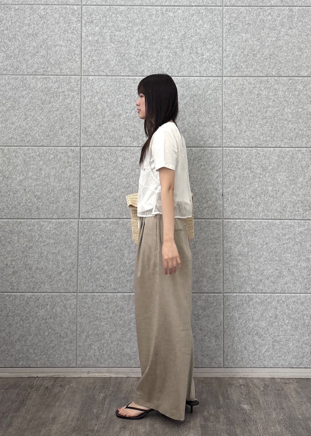 ホワイト系のシャツ/ブラウス、ホワイト系のTシャツ/カットソー、ベージュ系のその他パンツを着用したレディースの春コーディネートの4枚目の写真