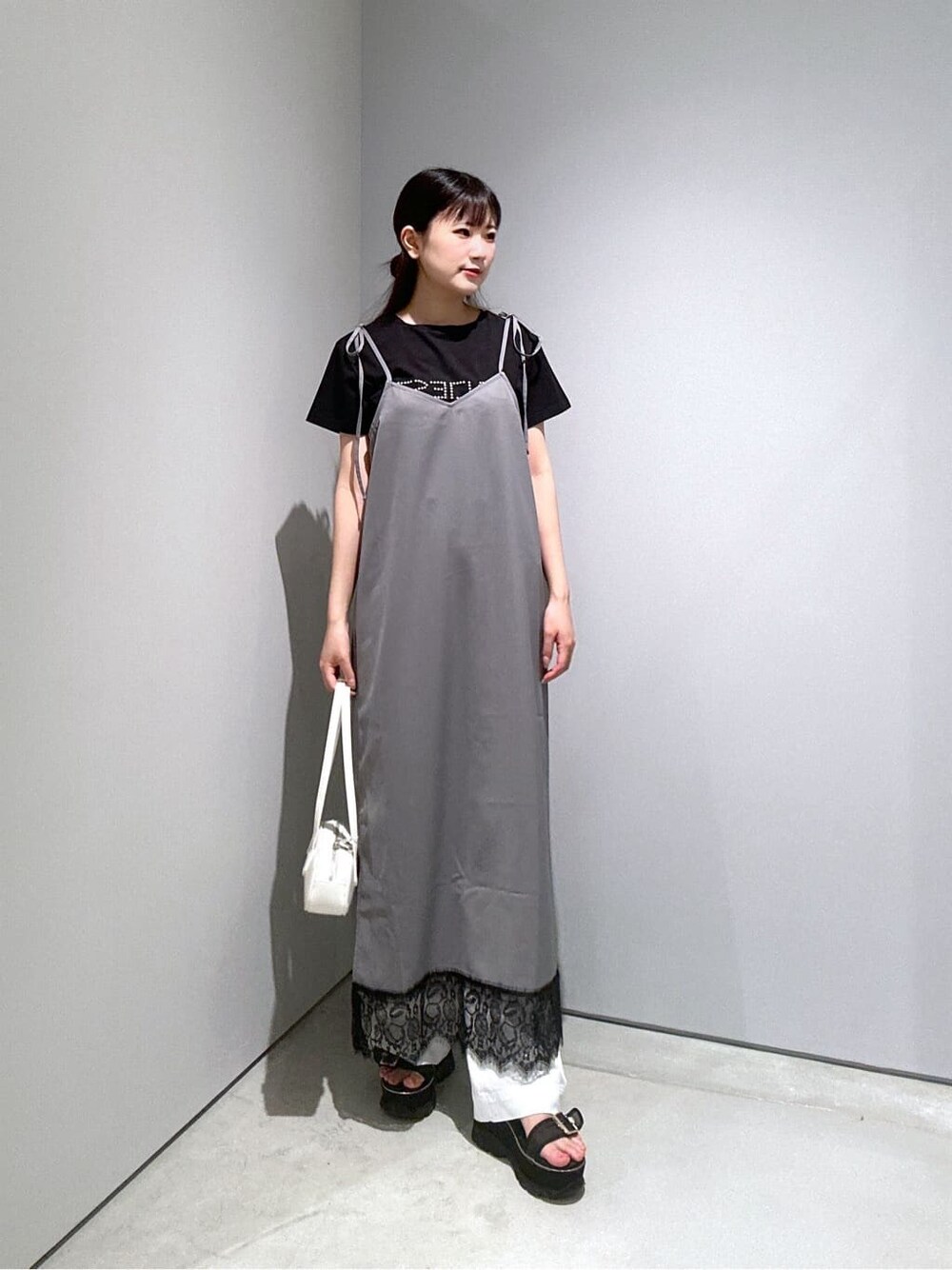 ブラック系のTシャツ/カットソー、グレー系のワンピース、ホワイト系のデニムパンツを着用したレディースの夏コーディネートの2枚目の写真