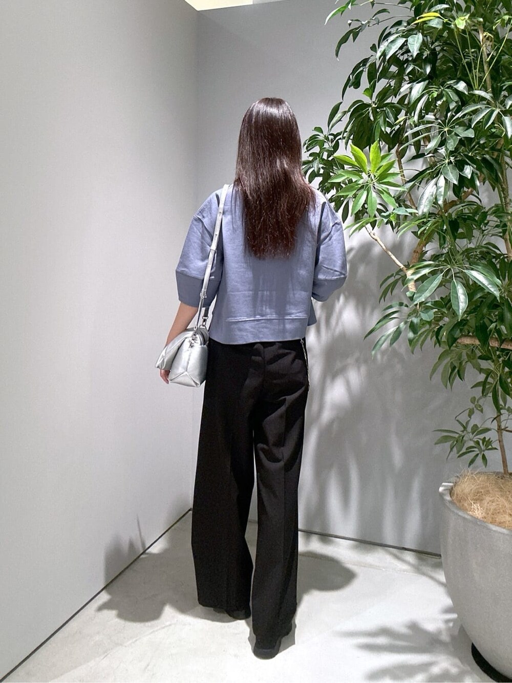 ブルー系のTシャツ/カットソー、ブラック系のその他パンツ、シルバー系のチャームを着用したレディースの秋コーディネートの5枚目の写真
