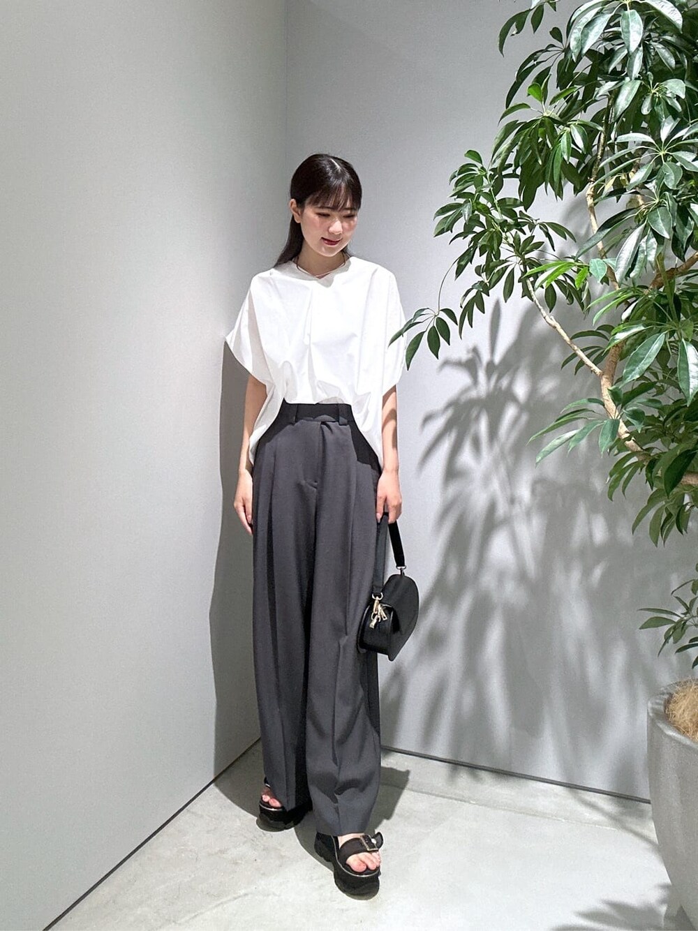 ホワイト系のシャツ/ブラウス、グレー系のその他パンツ、シルバー系のネックレスを着用したレディースの夏コーディネートの4枚目の写真