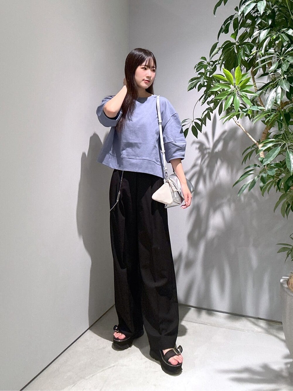 ブルー系のTシャツ/カットソー、ブラック系のその他パンツ、シルバー系のチャームを着用したレディースの秋コーディネートの3枚目の写真