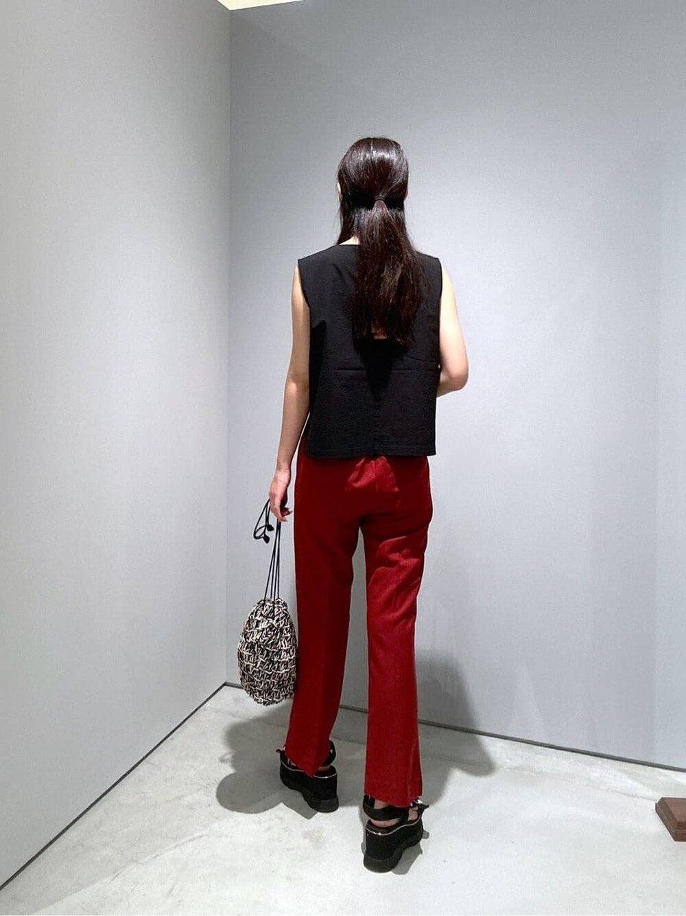ブラック系のシャツ/ブラウス、レッド系のその他パンツ、ブラック系のハンドバッグを着用したレディースの夏コーディネートの5枚目の写真