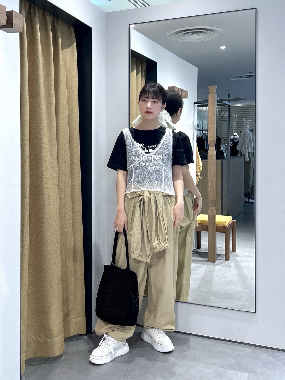 ブラック系のTシャツ/カットソー、ホワイト系のシャツ/ブラウス、ベージュ系のその他パンツを着用したレディースの春コーディネートの2枚目の写真