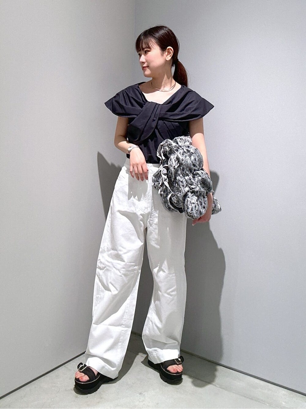 ブルー系のシャツ/ブラウス、ホワイト系のデニムパンツ、シルバー系のトートバッグを着用したレディースの夏コーディネートの2枚目の写真