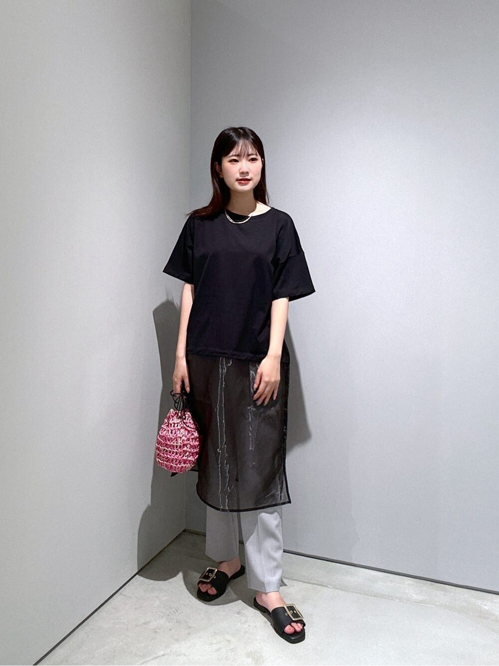 ブラック系のTシャツ/カットソー、グレー系のその他パンツ、ピンク系のハンドバッグを着用したレディースの夏コーディネートの4枚目の写真