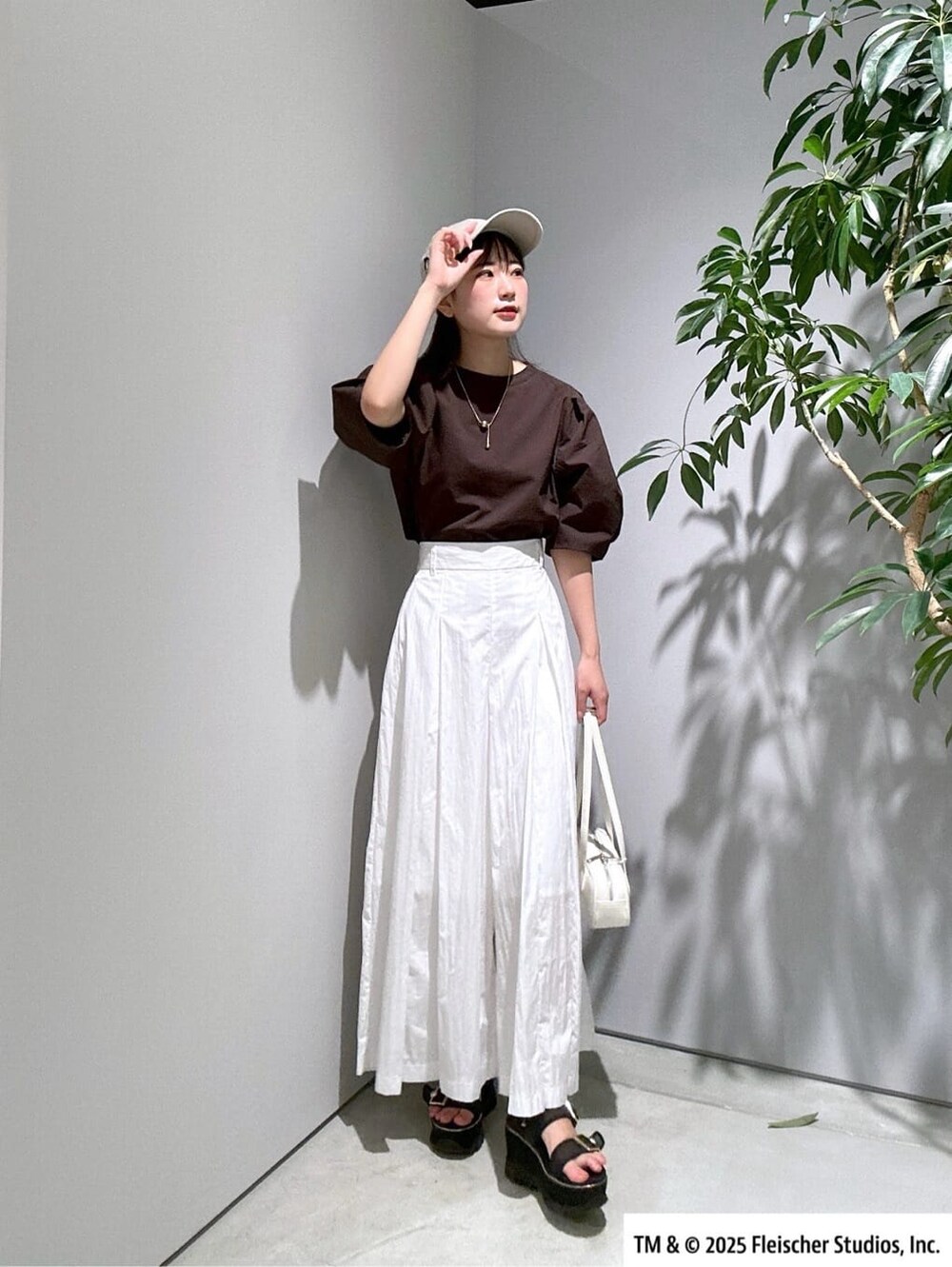 ブラウン系のシャツ/ブラウス、ホワイト系のその他パンツ、ホワイト系のハンドバッグを着用したレディースの夏コーディネートの3枚目の写真