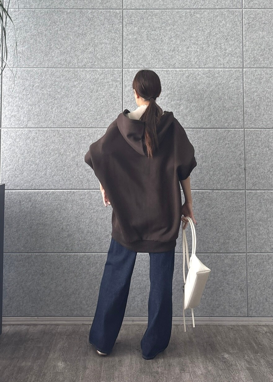 ホワイト系のTシャツ/カットソー、ブルー系のデニムパンツを着用したレディースの秋コーディネートの6枚目の写真