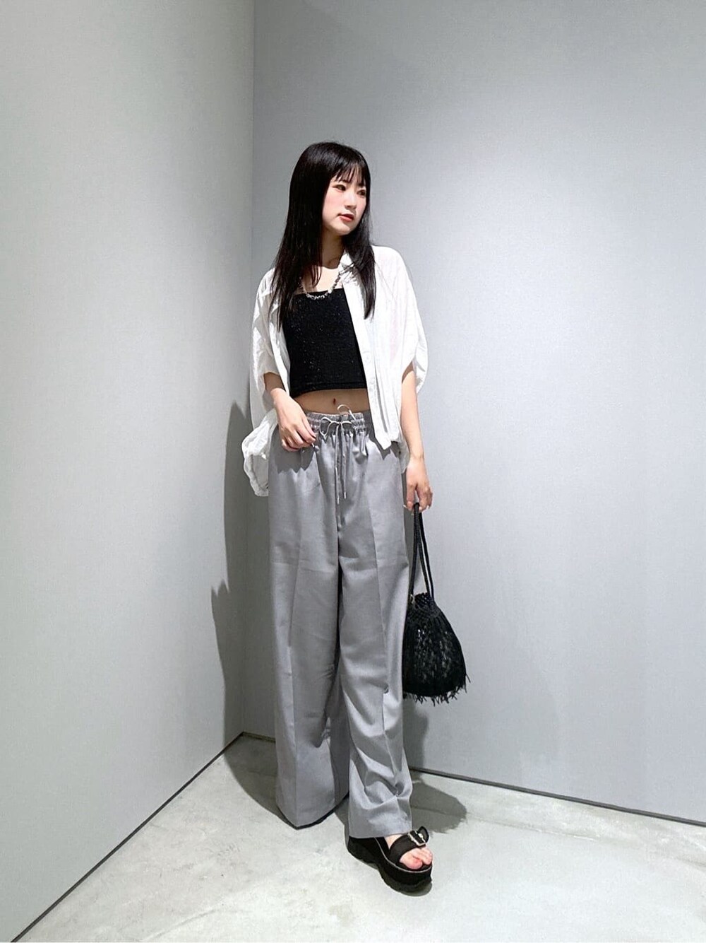 ホワイト系のシャツ/ブラウス、グレー系のその他パンツ、ブラック系のタンクトップを着用したレディースの夏コーディネートの2枚目の写真