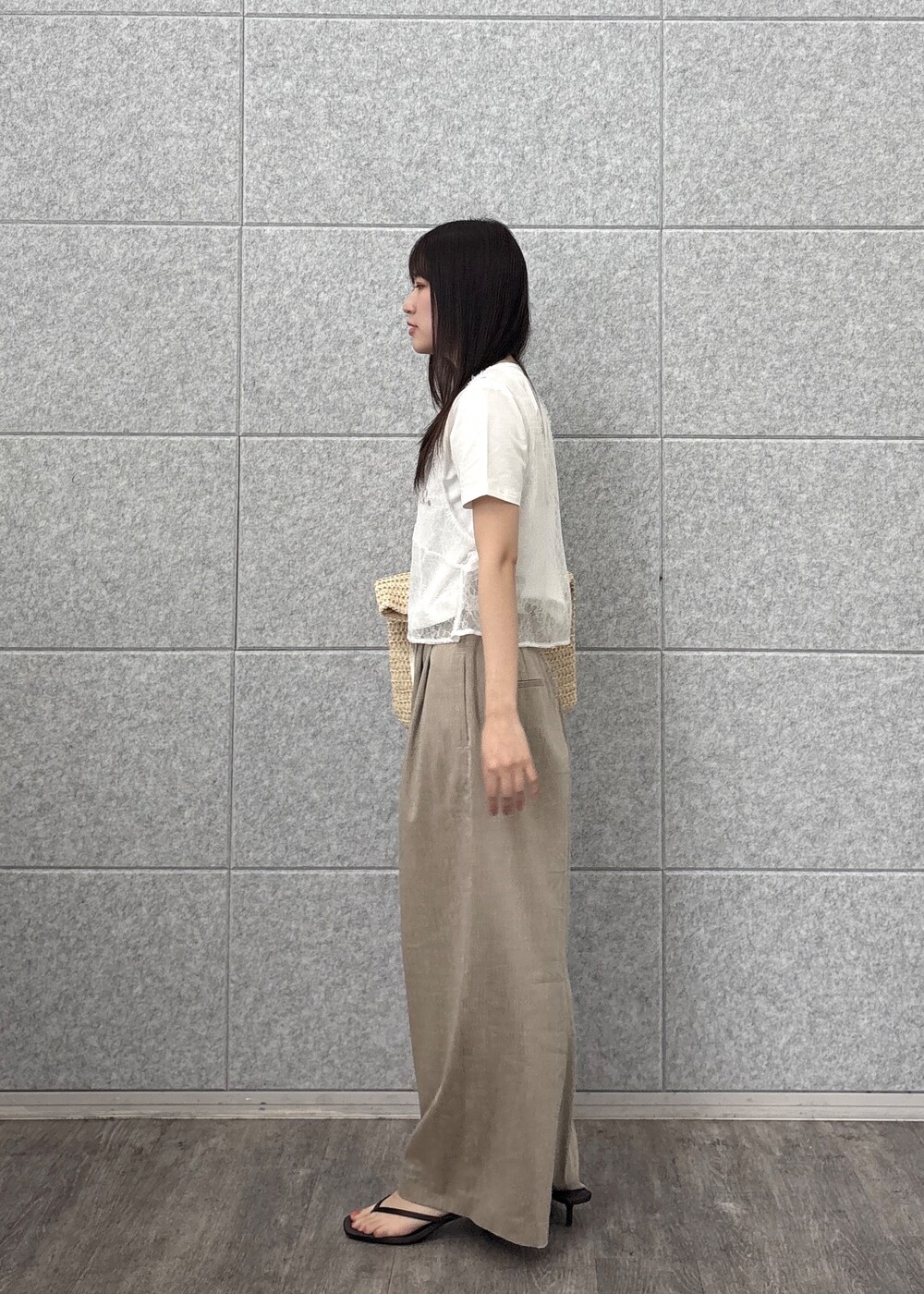 ホワイト系のTシャツ/カットソー、ホワイト系のシャツ/ブラウス、ベージュ系のその他パンツを着用したレディースの春コーディネートの4枚目の写真
