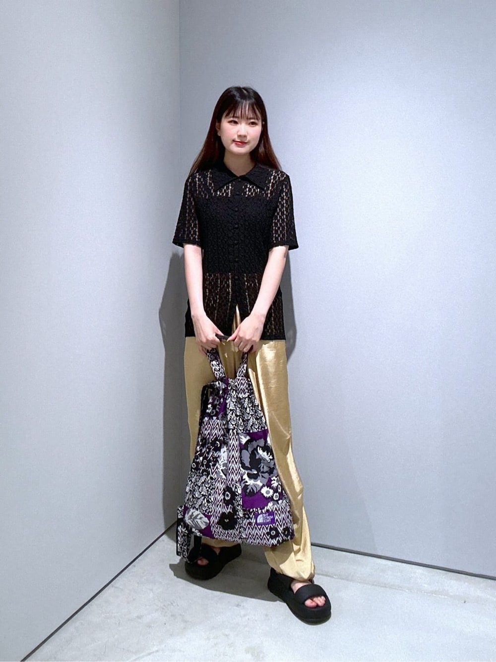 ブラック系のシャツ/ブラウス、ベージュ系のその他パンツ、ブラック系のサンダルを着用したレディースの夏コーディネートの3枚目の写真