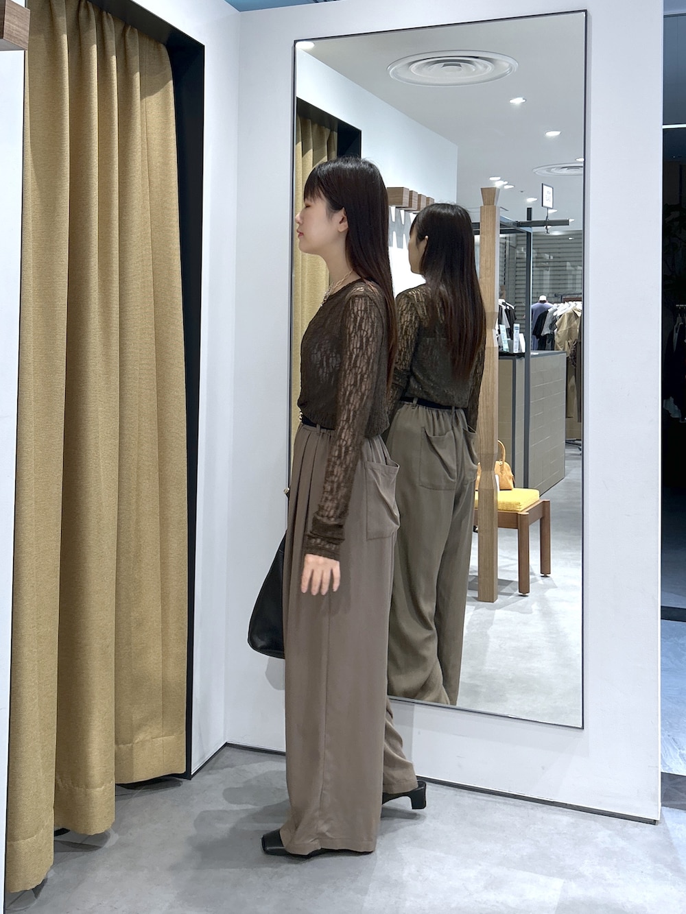 ブラウン系のTシャツ/カットソー、シルバー系のチューブトップ、ブラック系のショルダーバッグを着用したレディースの夏コーディネートの4枚目の写真