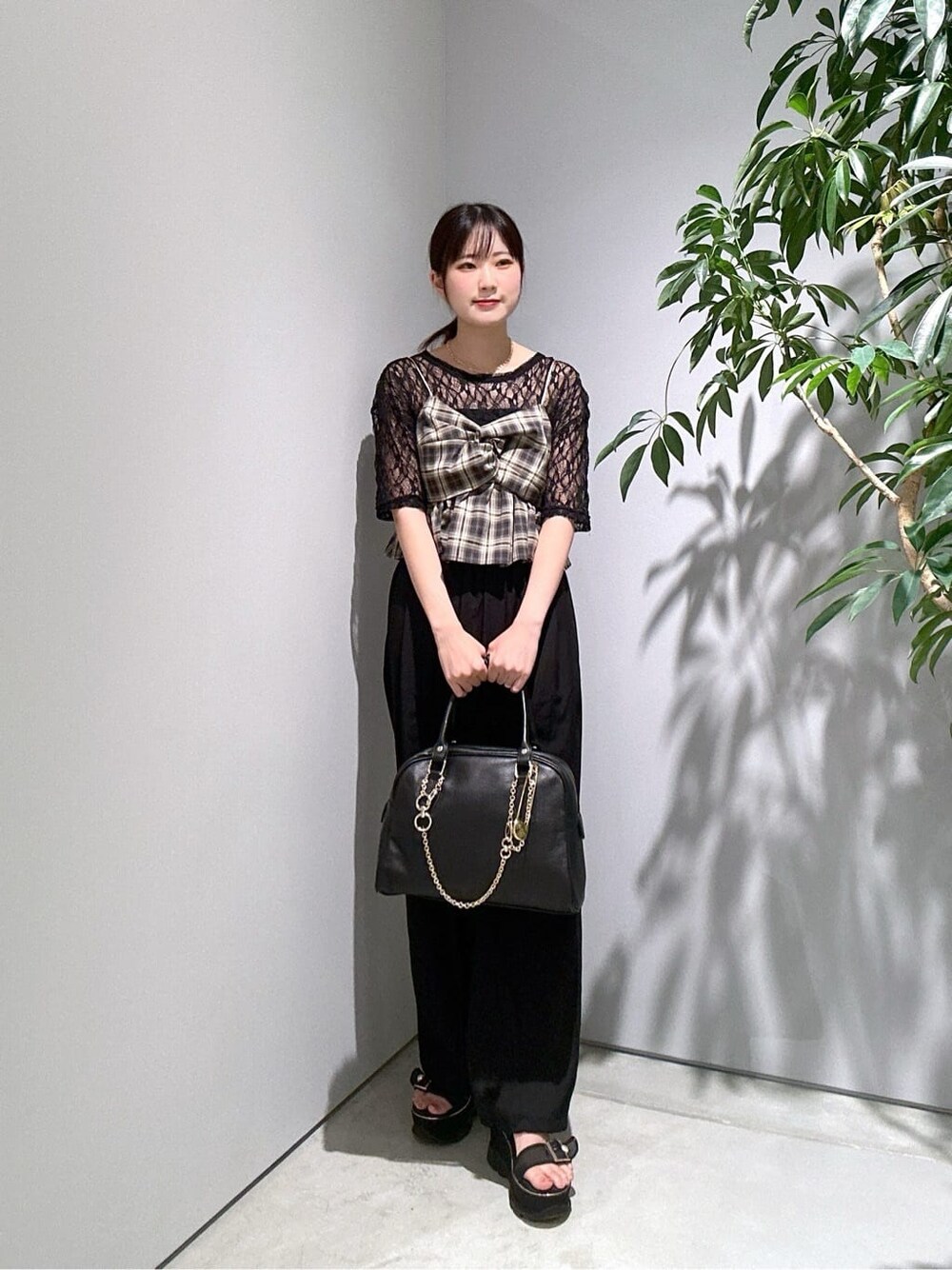 ベージュ系のタンクトップ、ブラック系のTシャツ/カットソー、ブラック系のその他パンツを着用したレディースの夏コーディネートの2枚目の写真