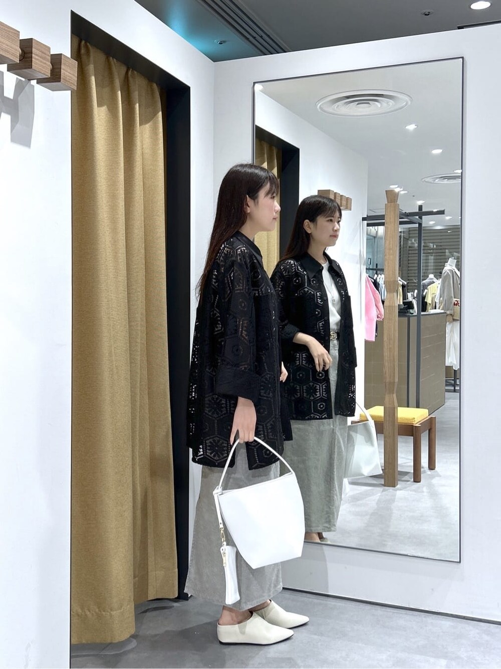 ブラック系のシャツ/ブラウス、ホワイト系のタンクトップ、グレー系のスカートを着用したレディースの春コーディネートの5枚目の写真