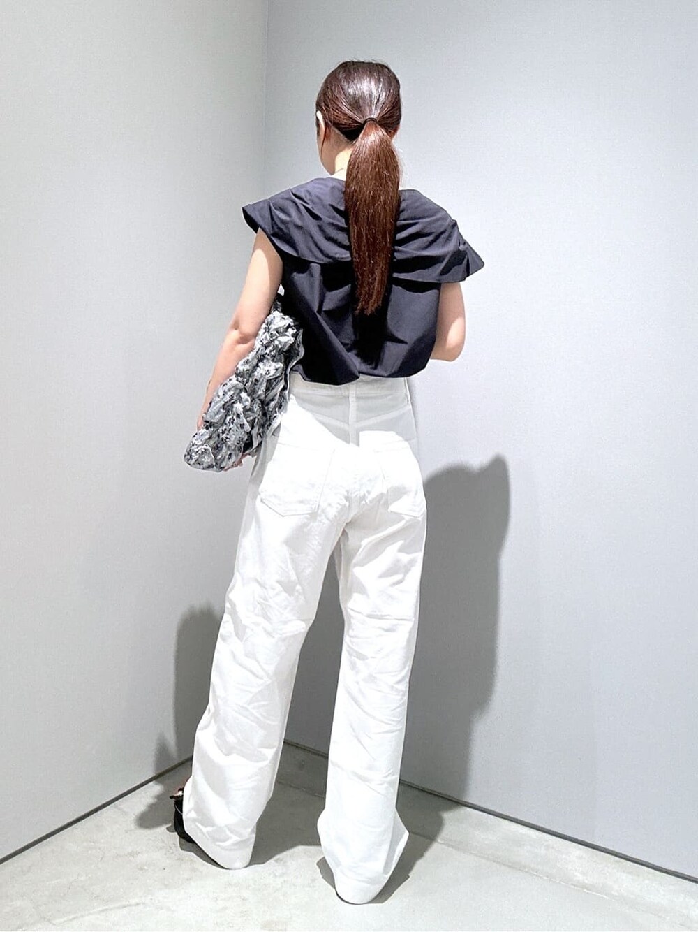 ブルー系のシャツ/ブラウス、ホワイト系のデニムパンツ、シルバー系のトートバッグを着用したレディースの夏コーディネートの6枚目の写真
