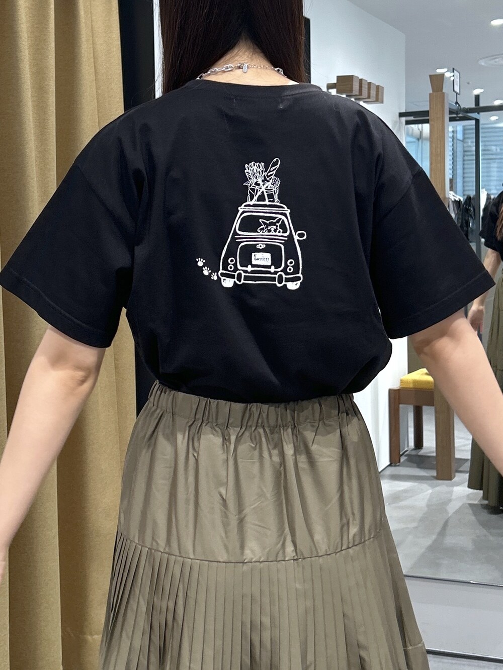 ブラック系のTシャツ/カットソー、グリーン系のスカート、シルバー系のハンドバッグを着用したレディースの夏コーディネートの8枚目の写真