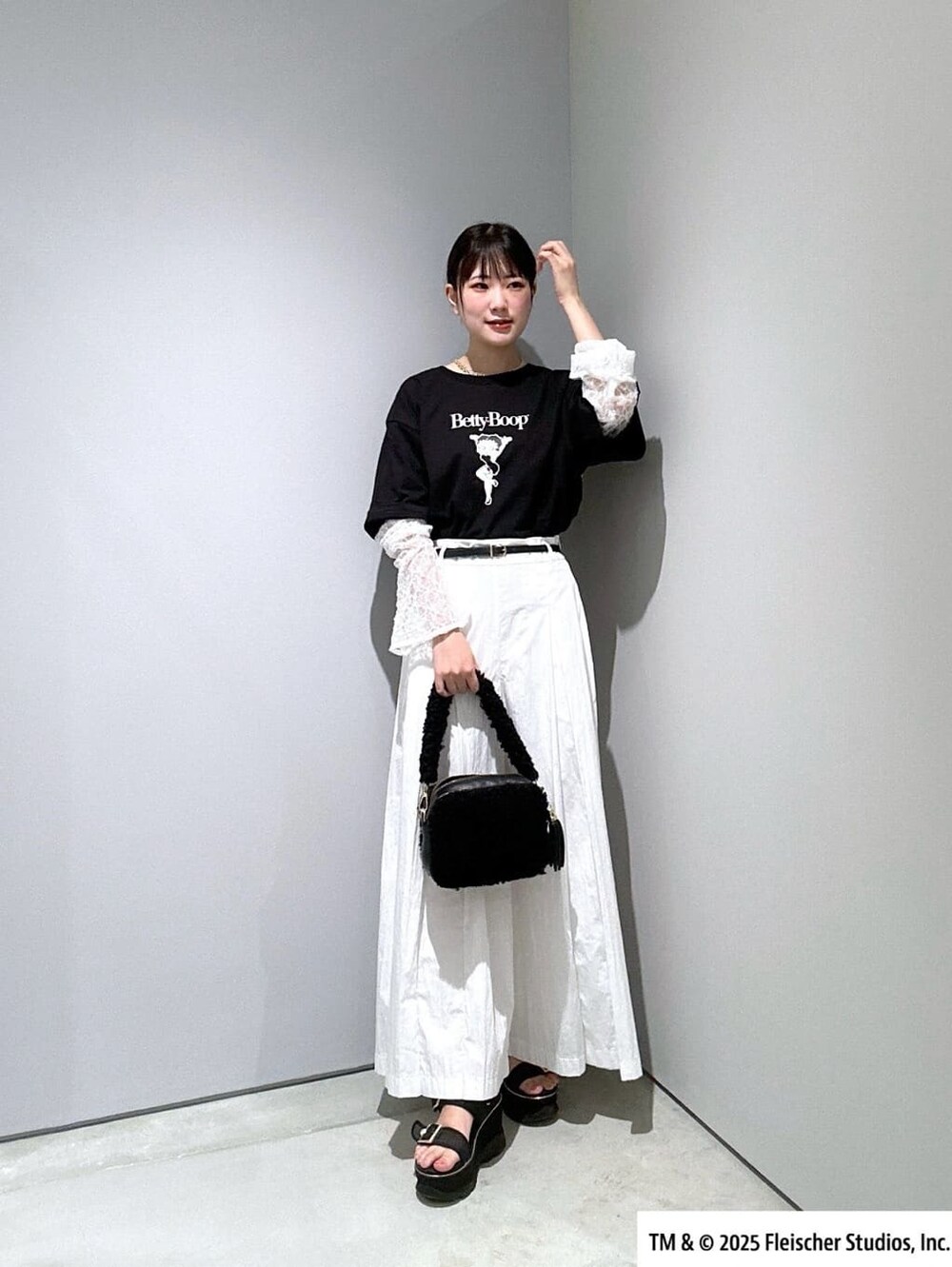 ブラック系のTシャツ/カットソー、ホワイト系のその他パンツ、ブラック系のハンドバッグを着用したレディースの夏コーディネートの2枚目の写真