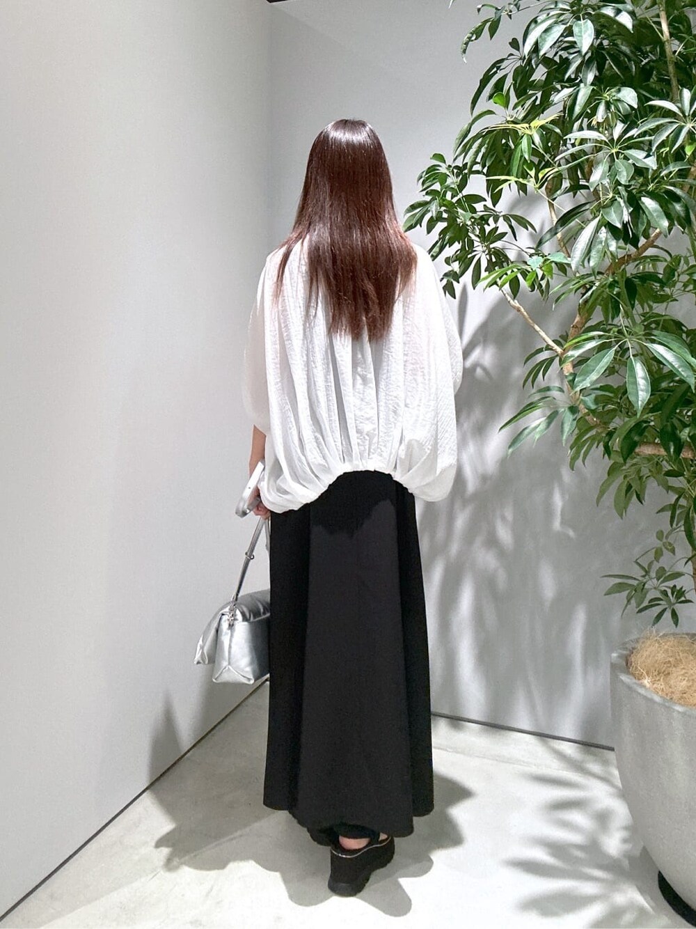 ホワイト系のシャツ/ブラウス、ブラック系のタンクトップ、ブラック系のワンピースを着用したレディースの夏コーディネートの6枚目の写真