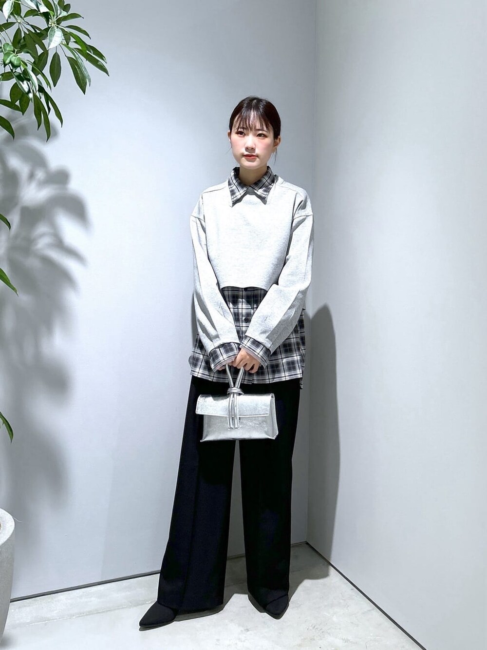 ブラック系のシャツ/ブラウス、ブラック系のその他パンツ、シルバー系のハンドバッグを着用したレディースの秋コーディネートの3枚目の写真