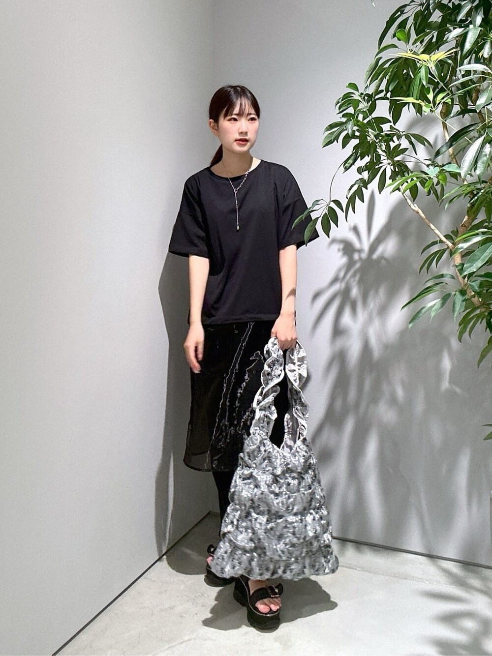 ブラック系のTシャツ/カットソー、ブラック系のその他パンツを着用したレディースの夏コーディネートの3枚目の写真