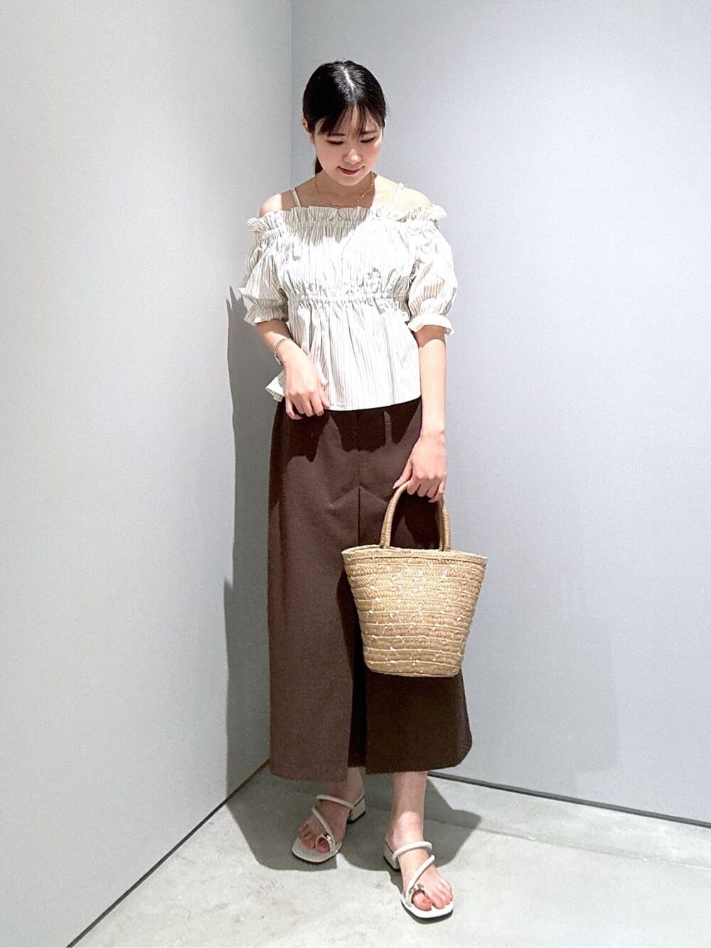 ベージュ系のシャツ/ブラウス、ブラウン系のスカート、ホワイト系のサンダルを着用したレディースの夏コーディネートの4枚目の写真