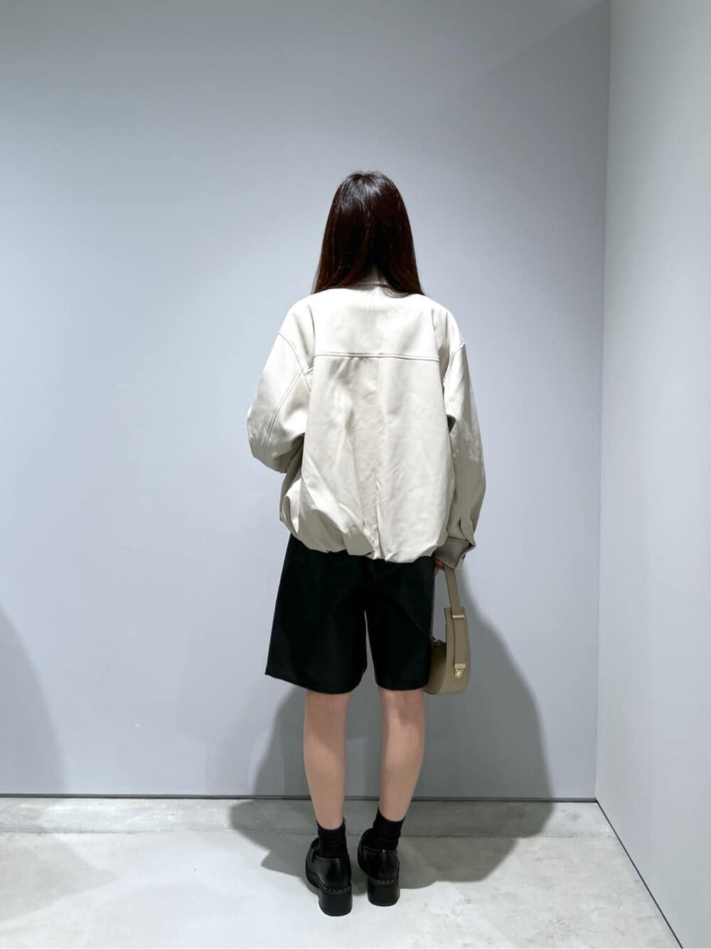 ベージュ系のブルゾン、ブラック系のその他パンツ、ベージュ系のショルダーバッグを着用したレディースの秋コーディネートの5枚目の写真
