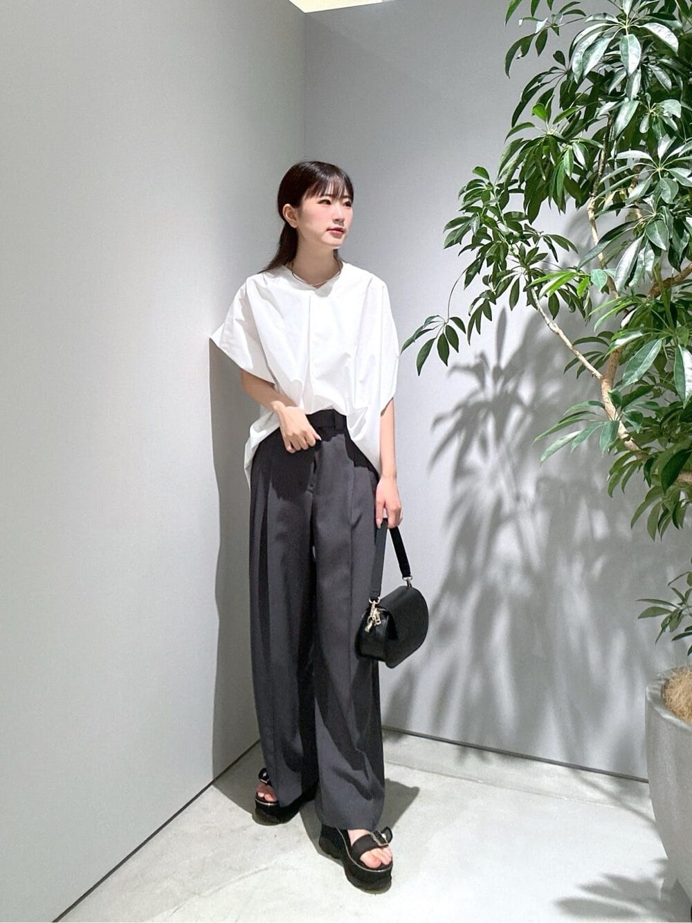 ホワイト系のシャツ/ブラウス、グレー系のその他パンツ、シルバー系のネックレスを着用したレディースの夏コーディネートの2枚目の写真