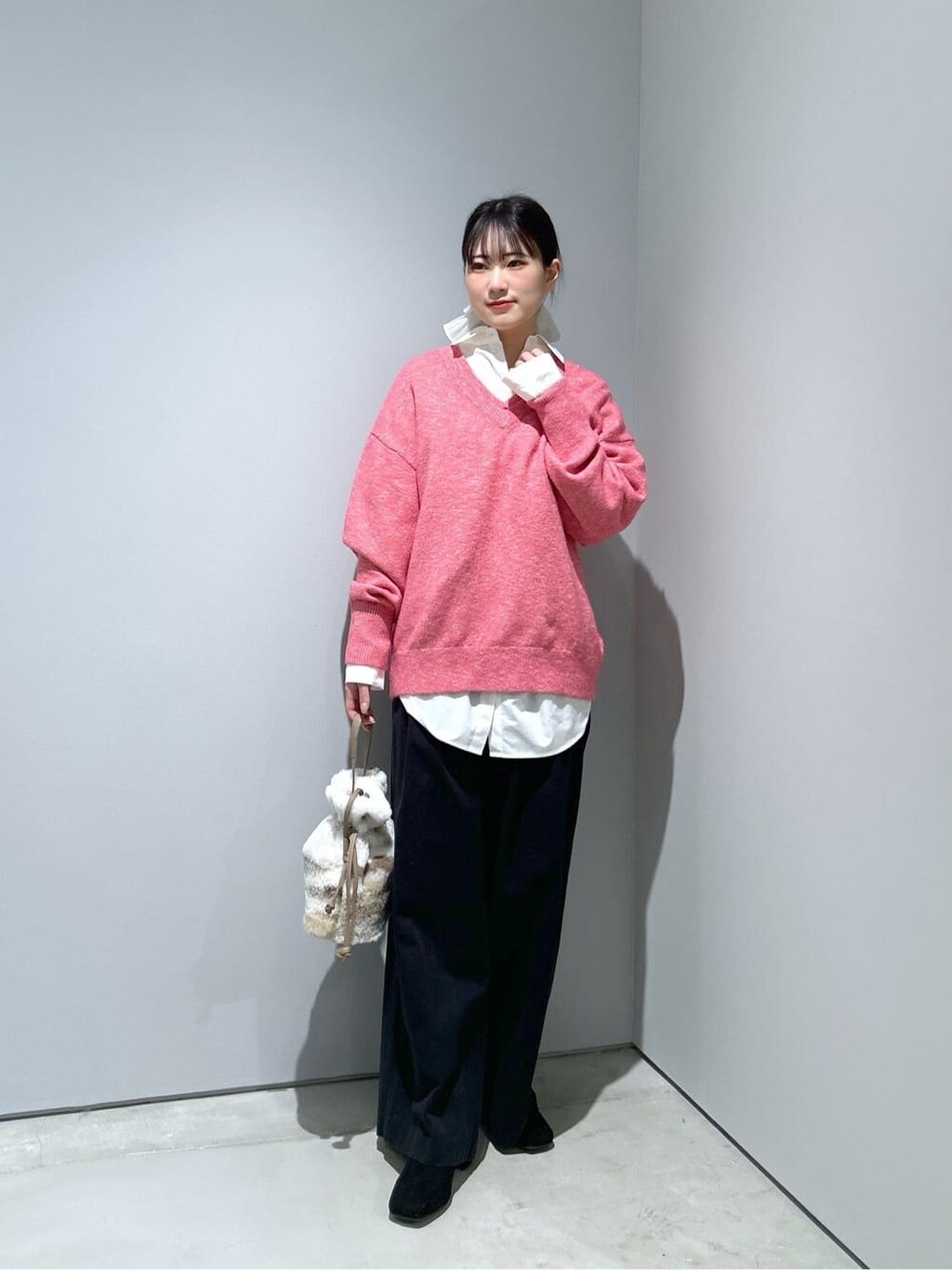 ピンク系のニット/セーター、ホワイト系のシャツ/ブラウス、ブラック系のその他パンツを着用したレディースの冬コーディネートの3枚目の写真