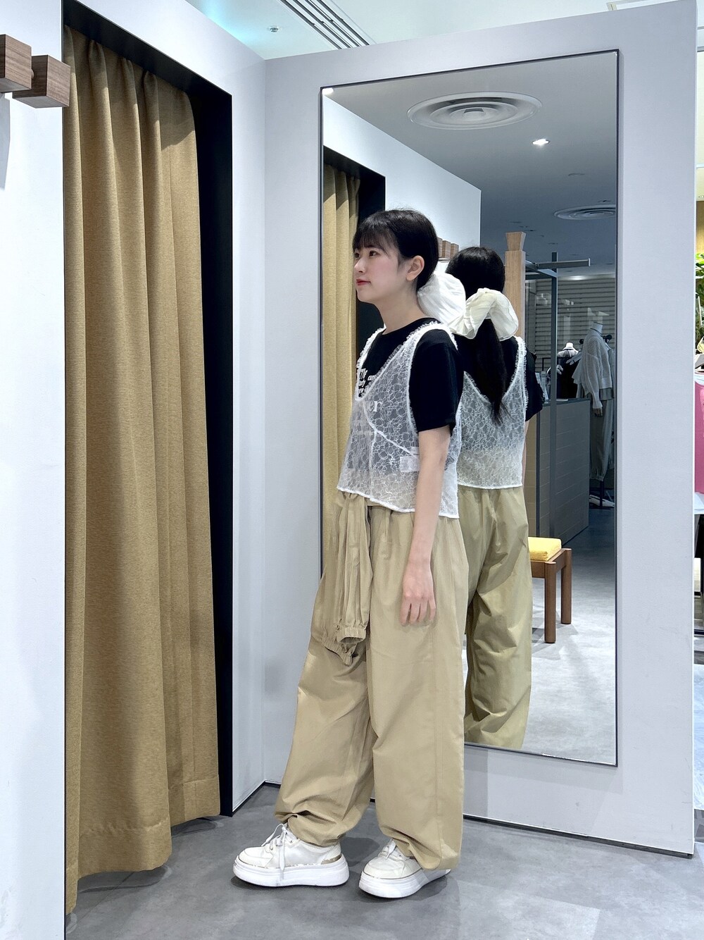 ブラック系のTシャツ/カットソー、ホワイト系のシャツ/ブラウス、ベージュ系のその他パンツを着用したレディースの春コーディネートの4枚目の写真
