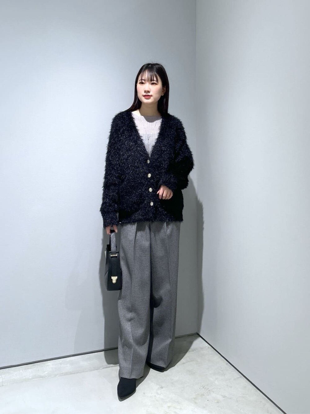 ブラック系のカーディガン/ボレロ、ブラック系のその他パンツ、ブラック系のショルダーバッグを着用したレディースの冬コーディネートの3枚目の写真